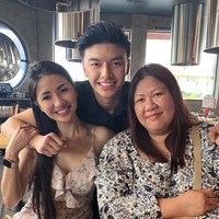 Pria Vietnam bernama Jonathan Nguyen telah membuat ribuan orang terpana setelah serangkaian foto ibunya yang awet muda muncul secara online. Memiliki seorang ibu muda Asia sangat bagus sampai Anda melihat seseorang seusiamu menembaknya, tulis Jonathan dalam grup Facebook Subtle Asian Traits. Foto: Facebook