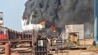  Kapal itu terbakar saat menjalani proses perbaikan. Saat para pekerja tengah bekerja, tiba-tiba terjadi ledakan yang mengakibatkan kebakaran. (ist)