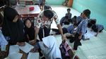 Duh,.. Miris! Pelajar SDN Tegal 04 Bogor Belajar di Lantai
