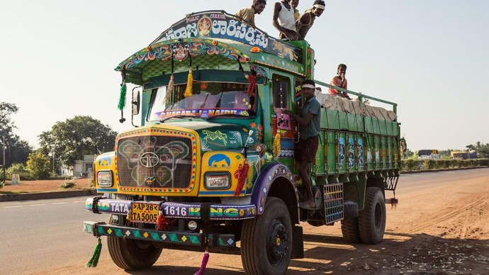 Potret Warna-warni Mobil Truk di India