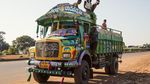 Potret Warna-warni Mobil Truk di India