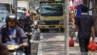 Penampakan tersebut terjadi di kawasan jalan Kyai H. Zainul Arifin, Tanah Sereal, Jakarta Barat. Terlihat truk tersebut malah parkir di atas trotoar.