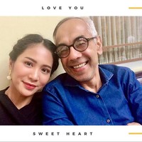 Bunga Zainal sering mengunggah momen mesranya dengan sang suami, Sukhdev Singh, ke akun media sosialnya. Penampilan keduanya yang tampak berbeda usia jauh pun mengundang komentar netizen. Foto: Instagram @ bungazainal05