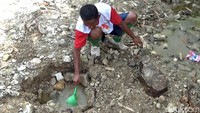 Dusun Glagah, Desa Dukuh, Kecamatan Tangen, Sragen, merupakan salah satu wilayah yang mengalami krisis air terparah. Hujan yang tidak kunjung turun, membuat sumur warga mengering dalam 2 bulan terakhir.