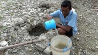 Musim kemarau mulai memicu kekeringan di sejumlah daerah, salah satunya di Sragen, Jawa Tengah. Seorang warga menggali dasar sungai yang mengering demi mendapatkan air untuk memenuhi kebutuhan harian.