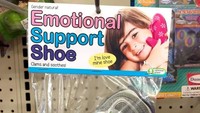 Sepatu untuk memberi semangat emosional. Baru nih. Istimewa/Dok. Boredpanda.