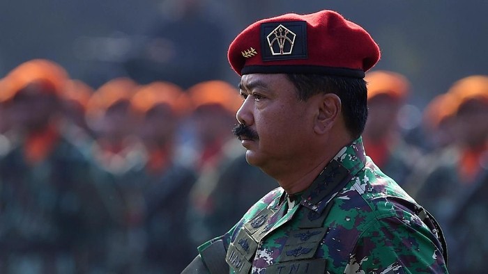 Panglima TNI Marsekal TNI Hadi Tjahjanto meninjau pasukan Komando Operasi Khusus (Koopssus) TNI saat diresmikan di Mabes TNI, Cilangkap, Selasa (30/7/2019). Pembentukan Koopssus TNI yang berasal dari pasukan elite tiga matra TNI tersebut bertujuan untuk nenghadapi spektrum ancaman yang semakin kompleks. ANTARA FOTO/Sigid Kurniawan/foc.