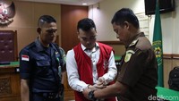 Atas vonis ini, baik pihak terdakwa dan jaksa penuntut umum, melakukan banding. 