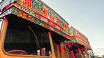 Potret Warna-warni Mobil Truk di India