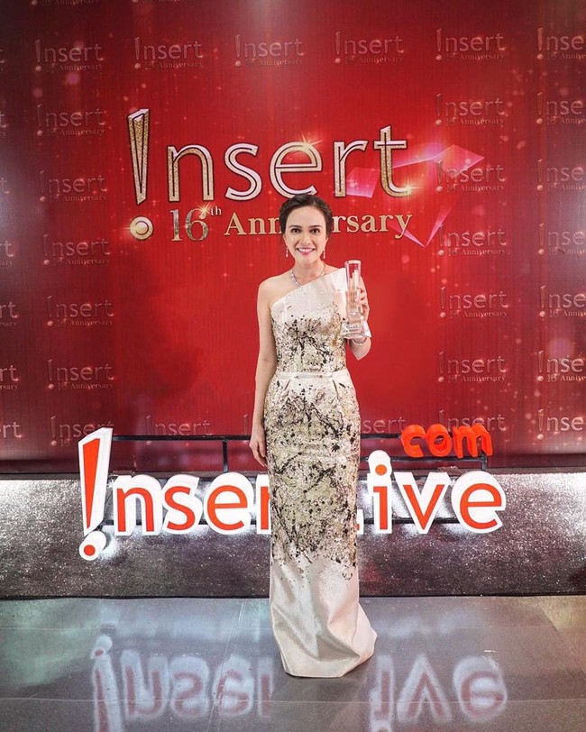 Shandy Aulia memilih gaun warna champagne rancangan Yogie Pratama untuk penampilannya di HUT Insert 2019 yang digelar di Gedung Trans TV, Kapten P. Tendean, Jakarta Selatan. Gaun asimetris dipercantik dengan detail abstrak. Tak lupa satu set perhiasan dikenakannya untuk menambah kesan glamor. Foto: Instagram/@shandyaulia