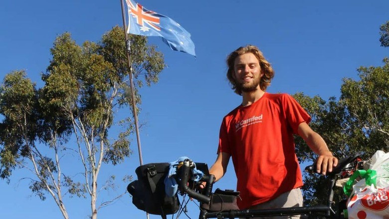 Remaja Ini Gowes Sepeda dari Inggris ke Aussie, Singgah ke Gunung Bromo