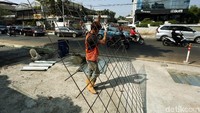 Pekerja menyiapkan rangka besi yang akan digunakan untuk membangun trotoar di Kemang. Gubernur DKI Jakarta Anies Baswedan mengatakan, trotoar di Kemang akan sangat ramah bagi pejalan kaki. Dia mengatakan trotoar tersebut nantinya akan lebih lebar dari sebelumnya.