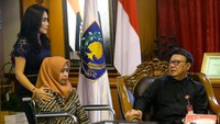Dokter gigi Romi Syofpa Ismael, penyandang disabilitas yang menduduki peringkat pertama saat tes tapi gagal menjadi CPNS di Solok Selatan, Sumatera Barat, menyambangi kantor Kemendagri. Dia mengaku datang untuk mencari keadilan.