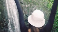 Netizen Indonesia pun ramai meminta Lisa liburan ke Indonesia saja, karena banyak air terjun yang cantik dan instagramable. (lalalalisa_m/Instagram)