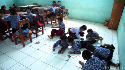 Duh,.. Miris! Pelajar SDN Tegal 04 Bogor Belajar di Lantai