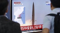 Korut dilaporkan kembali meluncurkan dua rudal balistik jarak pendek pada Rabu (31/7) pagi waktu setempat. Peluncuran rudal Korut ini merupakan yang kedua dalam sepekan terakhir. Foto: AP Photo/Ahn Young-joon
