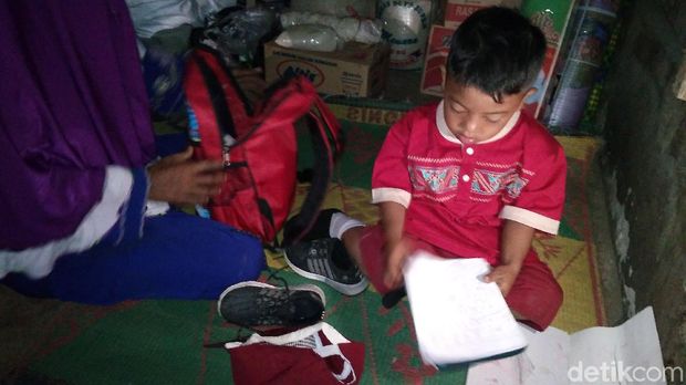 Akhir Bahagia Bocah Berpakaian Kotor Bisa Belajar di SD Margabakti 