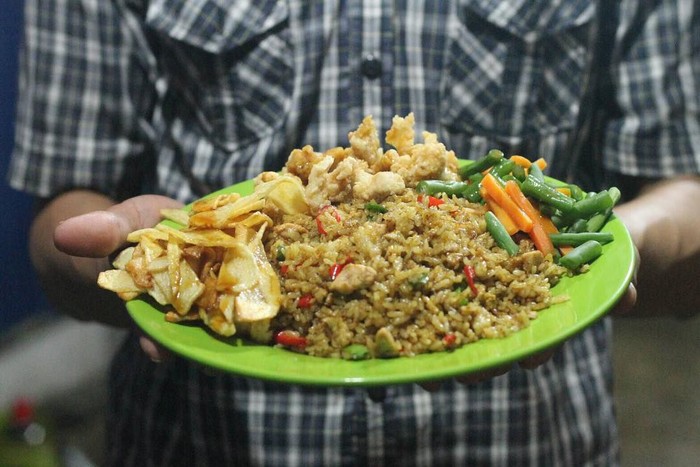 Pakai Bistik hingga Ngohiong, Nasi Goreng Gerobak Ini 