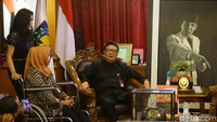 Mereka tampak terlibat dalam pembicaraan cukup serius.