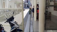 Seorang murid TK di PGRA Al-Haq, Kecamatan Margahayu, Kabupaten Bandung, Jawa Barat, tewas terjepit gerbang otomatis yang berada di sekolahnya.