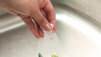 Bak cucian piring sering mampet? Sebelum mencuci berbagai alat dapur yang masih ada sisa makanannya, pasang dulu saringan ini. Foto: Istimewa