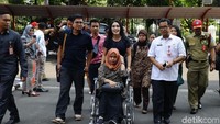 Dokter gigi Romi tiba di kantor Kemendagri, Jalan Medan Merdeka Utara, Jakarta Pusat, Rabu (31/7/2019) pukul 11.35 WIB. Dia datang didampingi suami dan kuasa hukumnya. Hadir juga anggota Komisi VIII DPR F-PDIP, Rieke Diah Pitaloka, serta pihak dari Persatuan Dokter Gigi Indonesia (PDGI).