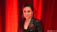 Wulan Gurtino mendapatkan predikat Hot Mom seperti Jennifer. 