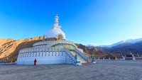 Selain bukit anti gravitasi, ada banyak hal lain yang bisa traveler jelajahi. Mulai dari Nubra Valley, Thiksay Monastry, Shanti Stupa, Leh Palace (tempat tinggal Dalai Lama), sampai sungai Sindhu. (iStock)