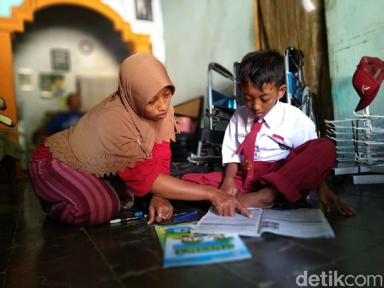 Semangat Fatan Terus Bersekolah Meski Kakinya Tak Bisa Melangkah Semangat Fatan Terus Bersekolah Meski Kakinya Tak Bisa Melangkah