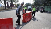Pihak Dishub pun telah menyiapkan jalur alternatif bila terjadi kepadatan. Ada dua opsi alternatif yang disiapkan Dishub. Opsi pertama, Simpang Presdo - (belok kiri) Jembatan Irigasi Simpang Presdo - Jalan Letjen Sarbini - (belok ke kanan) Jalan Pengairan sisi Giant - simpang sisi Giant - (belok kiri) Jalan Ahamad Yani - U-turn jembatan Pekayon - Tol Bekasi Barat - Jalan Kalimalang sisi selatan (Metropolitan Mall).