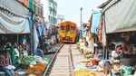 Dilintasi Kereta Api, Pasar Tradisional Mae Klong Jadi Destinasi Wisata Unik