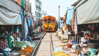 Berjualan di wilayah rel kereta api memang bukan hal yang asing lagi. Tapi di Thailand, ada satu pasar, yang terbentang di tengah lintasan kereta api yang masih beroperasi. Sehingga menjadi daya tarik tersendiri bagi para wisatawan. Foto: Istimewa