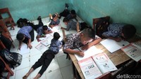 Kekurangan meja dan kursi ini sudah terjadi hampir dua tahun terakhir.