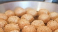 Di food court banyak dijajakan bakso goreng ukuran besar. Digoreng langsung hingga rasanya gurih mantap. Foto : Instagram @kampungartisfoodcourt