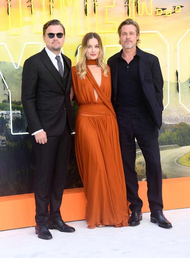 Brad dan Leonardo juga tak kalah stylish. Leonardo tampak gagah dengan setelan, sementara Brad tampil kasual dengan pakaian serba hitam. (Foto: Getty Images)