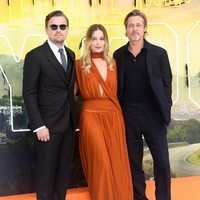 Brad dan Leonardo juga tak kalah stylish. Leonardo tampak gagah dengan setelan, sementara Brad tampil kasual dengan pakaian serba hitam. (Foto: Getty Images)