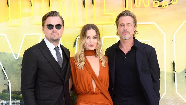 Foto: Margot Robbie Anggun Diapit Brad Pitt dan Leonardo DiCaprio