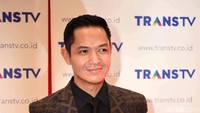 Dude Harlino konsisten untuk tidak mengambil peran dengan adegan berciuam setelah menikah. Foto: Noel