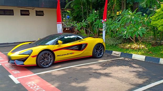 Total ada 5 mobil mewah yang diparkir di Polda Metro Jaya