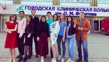 Dia juga diketahui menjalani praktik dokter spesialis kulit di Moskow. Ini bersama rekan-rekan kuliahnya. Foto: Instagram