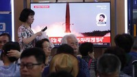 Rudal-rudal jarak pendek itu terdeteksi diluncurkan dari area Wonsan-Kalma, pada Rabu (31/7) sekitar pukul 05.00 waktu setempat dan pukul 05.27 waktu setempat. Disebutkan para pejabat Korsel bahwa rudal-rudal Korut itu mengudara sejauh 250 kilometer dan melesat hingga ketinggian 30 kilometer. Foto: AP Photo/Ahn Young-joon