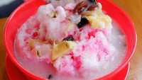 Di Jalan Pakis Raya, Bojong Indah Cengkareng, ada warung es campur yang es nya diserut dengan isian komplet. Kuahnya putih dengan sirup pink dibanderol dengan harga Rp.10.000. Foto : Instagram @hendijajan  