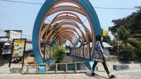 Jembatan unik tersebut dinamai Jembatan Ketupat karena designnya yang menyerupai ketupat.