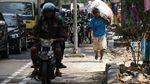 Terlalu! Tak Hanya Motor, Truk Pun Ikut Injak Trotoar