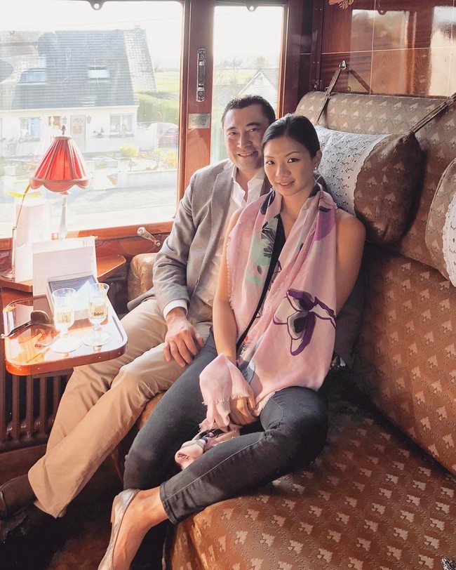 Datang dari keluarga konglomerat, tentu saja tak lepas dari gaya hidup mewah. Dia kerap berlibur ke Eropa hingga hadir di acara-acara bergengsi yang dihadiri oleh sosialita Hong Kong. Foto: Instagram @joannaluihickox