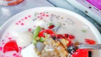 Warung es campur Ko Acia di Sawah Besar ini sangat legendaris, karena telah beridri sejak 1980 silam. Karenanya rasanya sudah tidak diragukan lagi. Dengan seharga Rp.18.000 Anda sudah bisa mendapatkan semangkuk kesegaran dari campuran cendol, buah dengan kuah segar. Foto : Instagram @tirta_lie