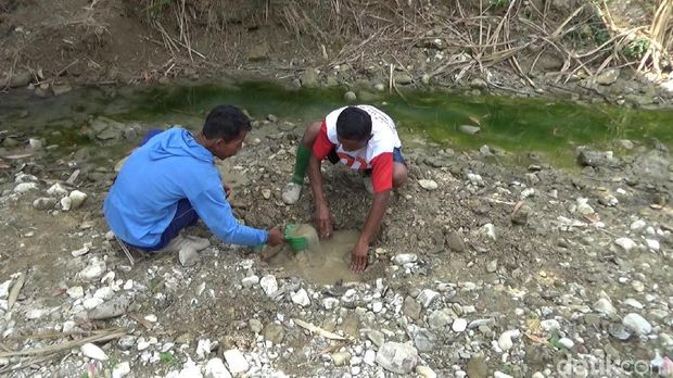 Kekeringan Parah, Warga di Sragen Mengais Air dari Dasar Sungai