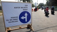 Kendaraan di Jalan Hasibuan yang hendak ke Jalan KH Noer Ali, diarahkan ke Jalan Letjen Sarbini melalui Jembatan Presdo. Kemudian, kendaraan dapat melawati Jalan Pengairan di samping Giant Hypermart.