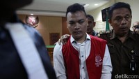 Harris meninggalkan ruang sidang dengan memakai rompi tahanan usai divonis mati oleh hakim Pengadilan Negeri Bekasi. 