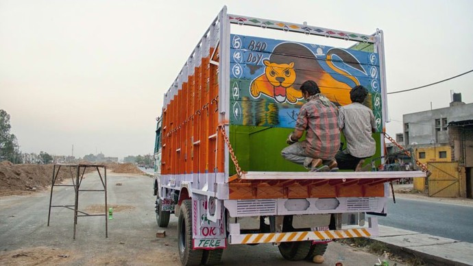 Potret Warna-warni Mobil Truk di India